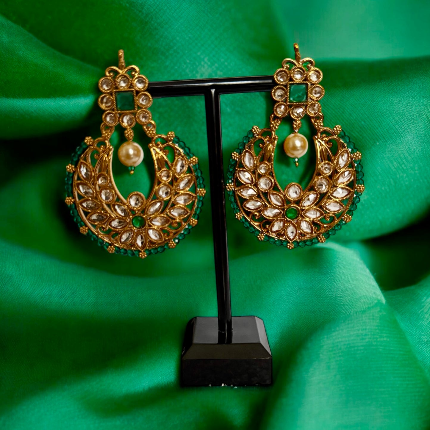 Antique Gold Choker Necklace Set with Green Stones & Pearls – Bridal Jewelry with Earrings & Maang Tikka